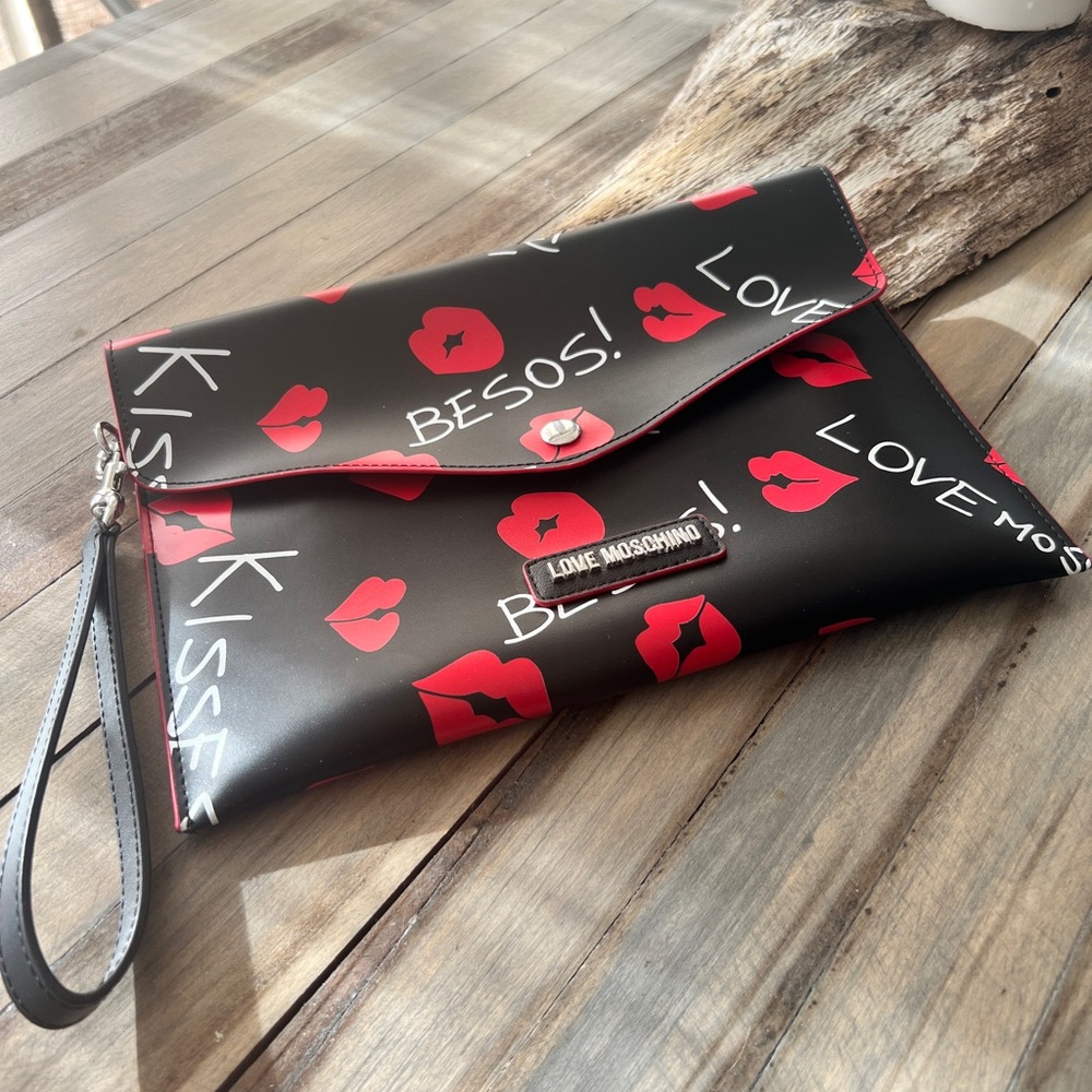 Love Moschino kisses clutch